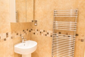 Standard Apartment, 3 Bedrooms | Bathroom