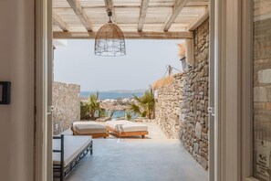 Suite – junior, spabadekar, sjøutsikt | Sengetøy av topp kvalitet, senger med overmadrass og safe på rommet