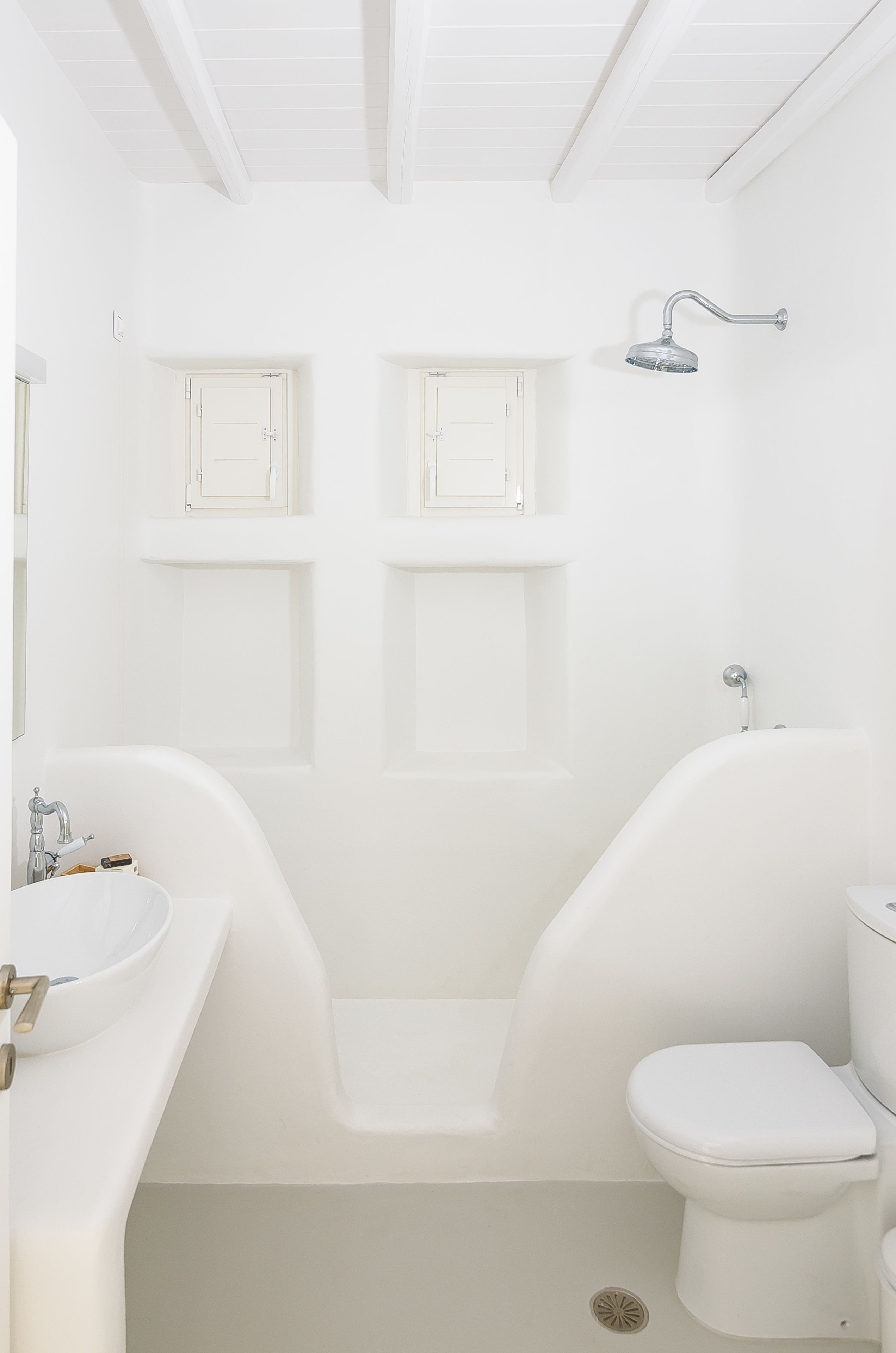 Ein modernes Badezimmer mit freistehender Badewanne, Toilette und Waschbecken.