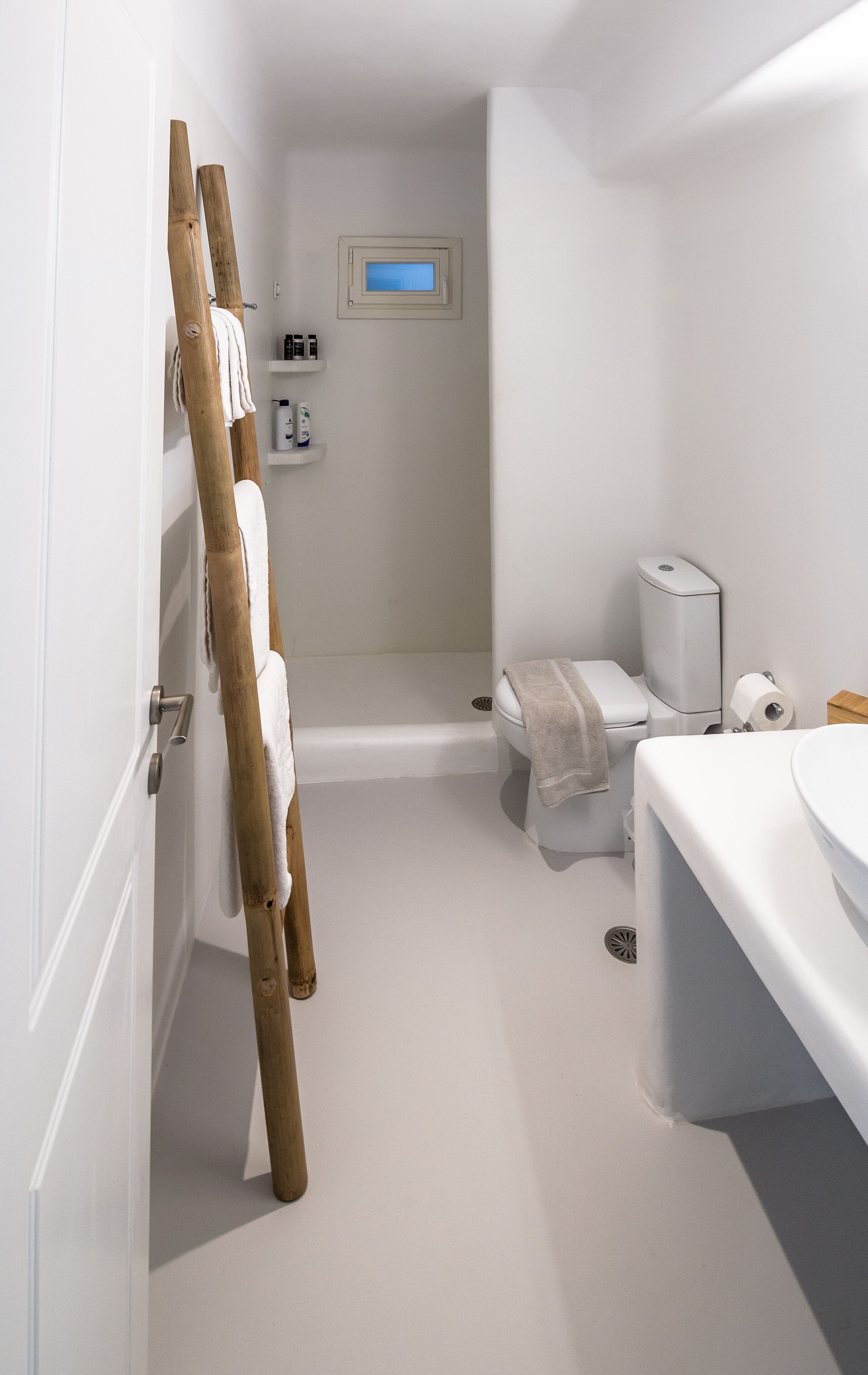 Un baño moderno con bañera, inodoro y lavabo.