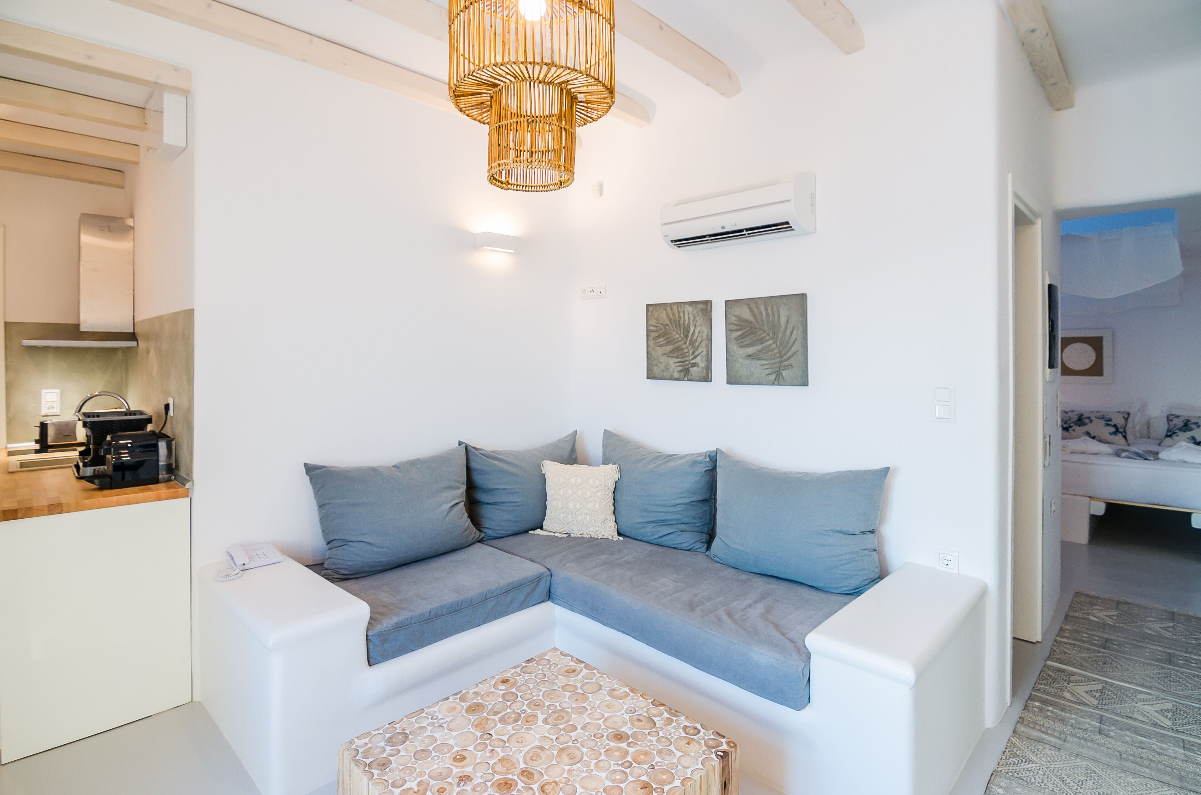 Una sala de estar moderna con un sofá modular, una mesita y una lámpara colgante.