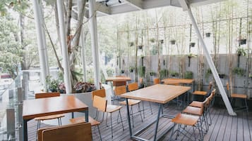 供應早餐、午餐和晚餐,當地和國際料理