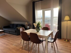 Apartment, 2 Schlafzimmer | Essbereich im Zimmer