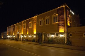 Facciata della struttura - sera/notte