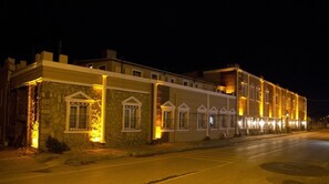 Majoituspaikan julkisivu illalla/yöllä