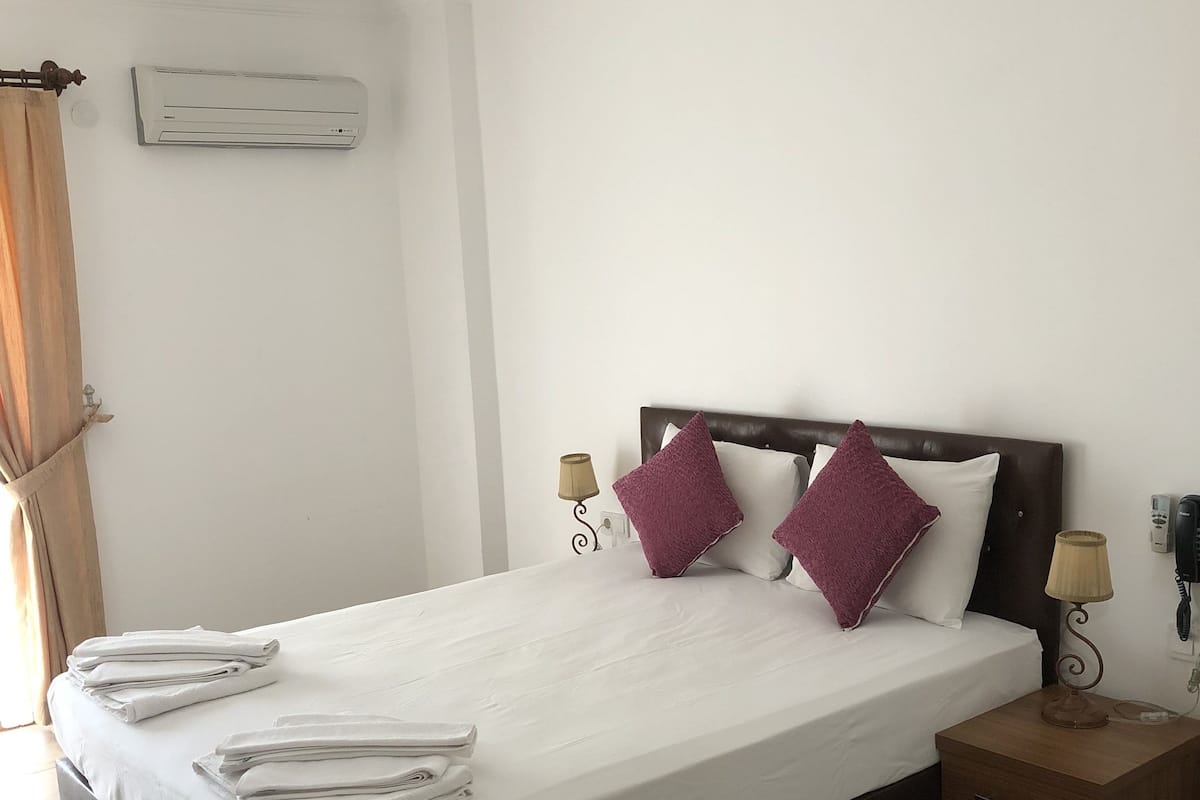 Minibar, skrivebord, strygejern/strygebræt, gratis Wi-Fi