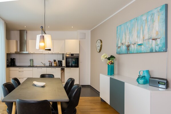 Comfort-Apartment | Essbereich im Zimmer