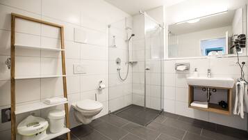 Appartamento Comfort | Bagno | Doccia, set di cortesia gratuito, asciugacapelli, asciugamani