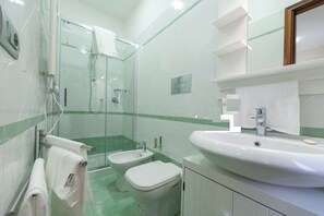 Triple Room | Bathroom | Shower, deep soaking tub, free toiletries, hair dryer - B&B Antonello (Salerno)