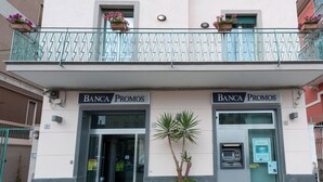 Un bâtiment doté de deux entrées, chacune étant signalée par l’inscription « Banca Promos ».