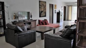 4 Bedrooms House | Ruang keluarga | TV layar datar dan pemutar DVD