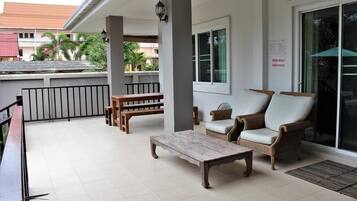 4 Bedrooms House | Teras/patio