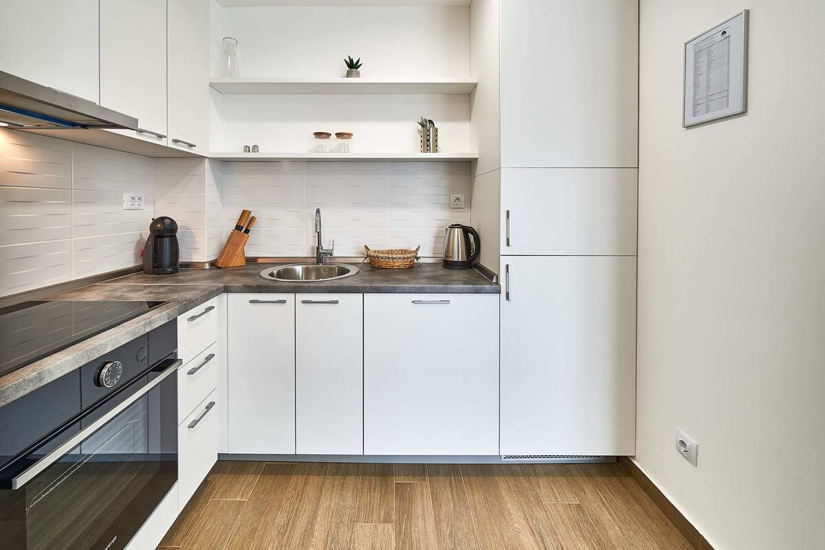 fridge, stovetop, dishwasher, coffee/tea maker