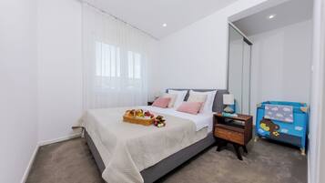 Apartment | Minibar, in-room safe, soundproofing, iron/ironing board