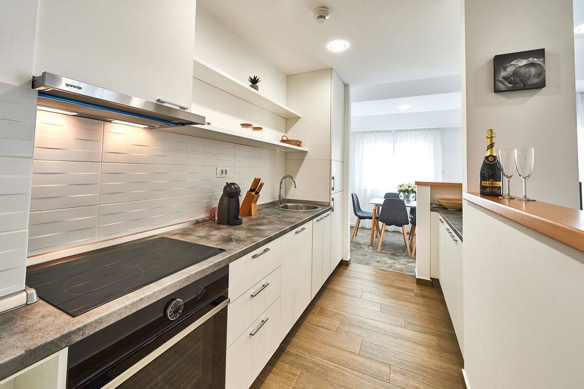 fridge, stovetop, dishwasher, coffee/tea maker