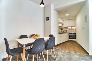 Appartement Affaires, 3 chambres | Restauration dans la chambre