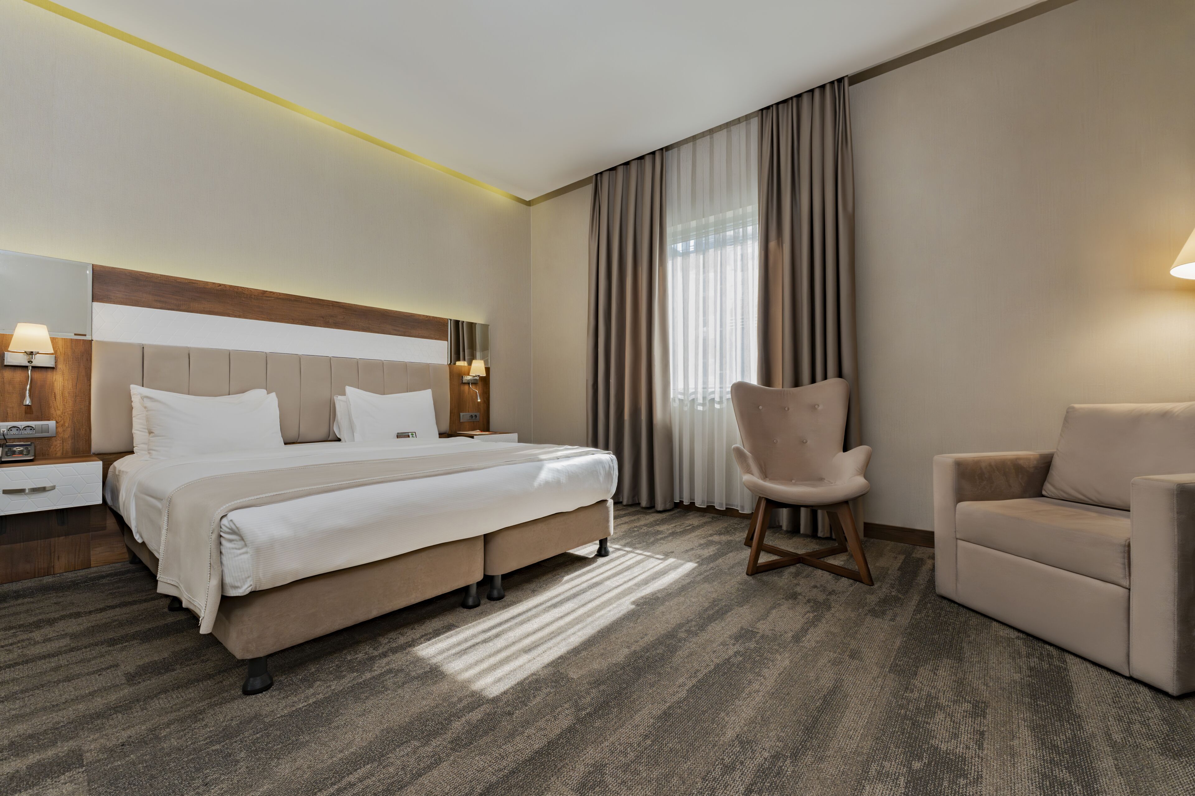 deluxe double room | 1 bedroom, minibar, in-room safe, desk