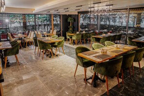 Se sirven desayunos, almuerzos y cenas; cocina turca