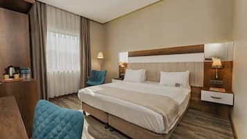 Standard Double Room | Bar mini, peti besi dalam bilik, meja, kalis bunyi