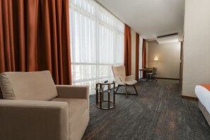 Minibar, caja de seguridad en la habitación y escritorio 