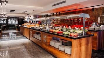 Desayuno buffet diario (EUR 18 por persona)