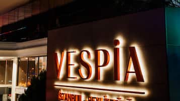 Fachada de la propiedad por la tarde o noche