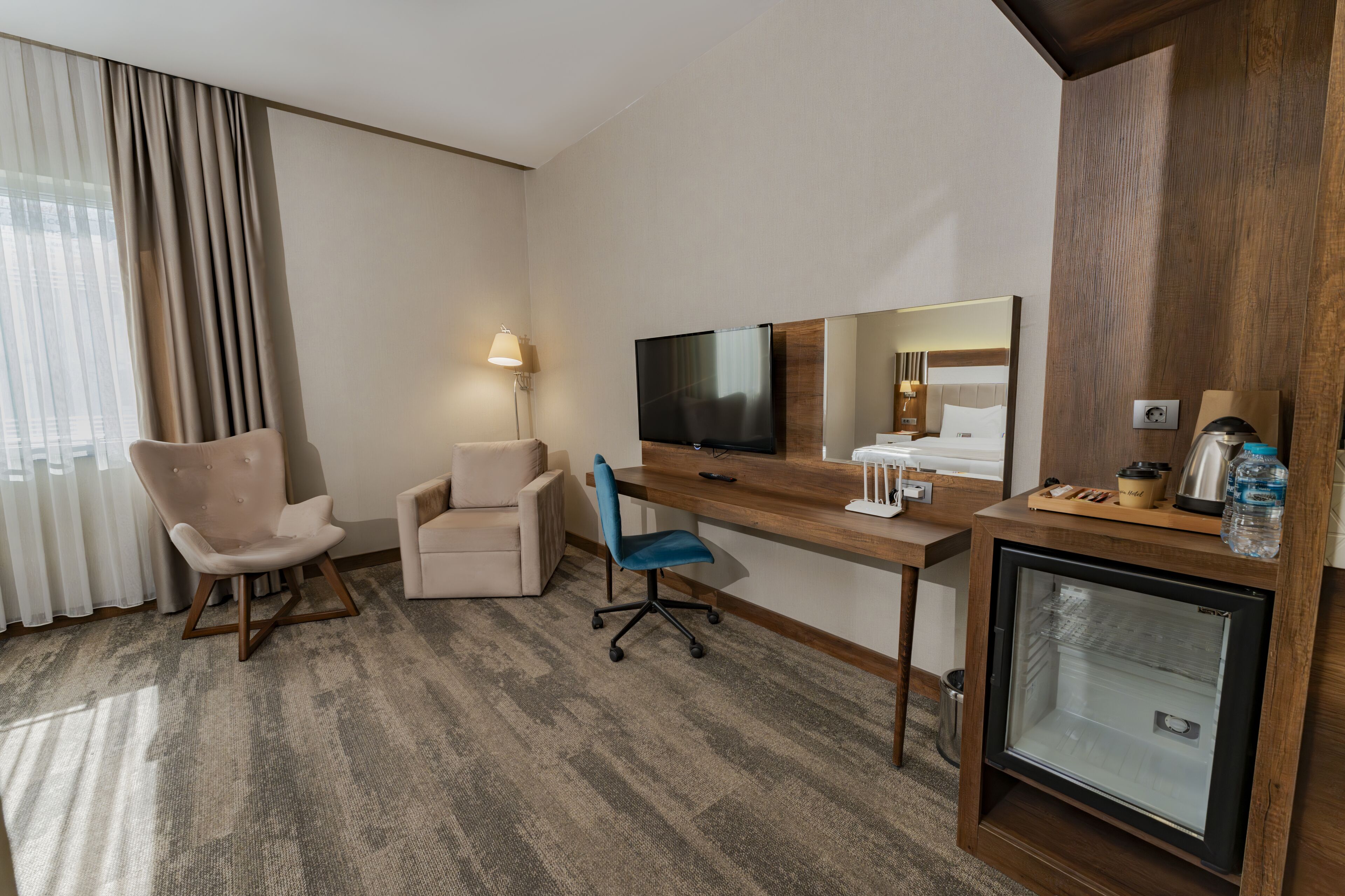 deluxe double room | 1 bedroom, minibar, in-room safe, desk