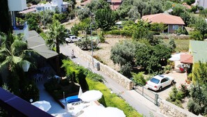 A residential area with a swimming pool, outdoor seating, and a view of the sea. - Side Kervan Hotel (Manavgat)