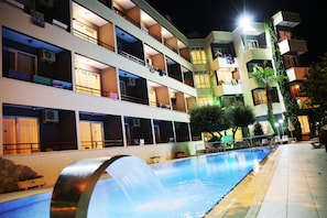 Outdoor pool, a waterfall pool, pool umbrellas, sun loungers - Side Kervan Hotel (Manavgat)