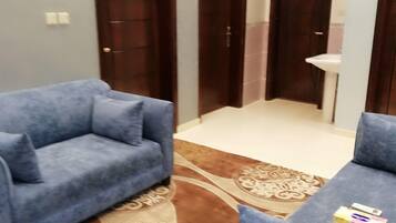 Apartment, 2 Schlafzimmer | Wohnbereich | 40-Zoll-Plasmafernseher mit Satellitenempfang, Fernseher