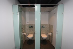 Buồng tắm vòi sen, khăn tắm