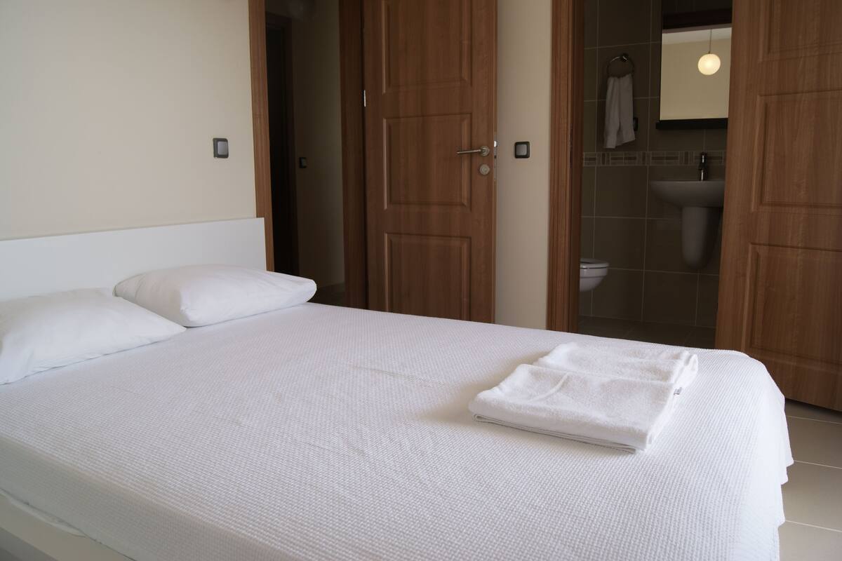 Appartamento, 2 camere da letto | 1 camera, una cassaforte in camera, ferro/asse da stiro