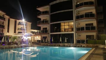 Utendørsbasseng, bassengparasoller og solsenger