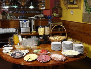 Daily buffet breakfast (EUR 4.00 per person) - Pension&restaurace Zelený Mlýn (Zacler)