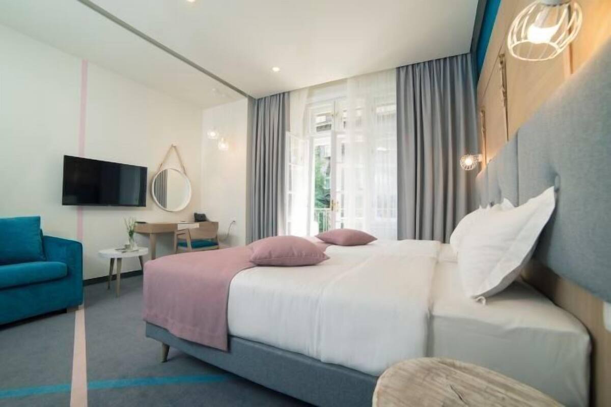 1 chambre, minibar, coffres-forts dans les chambres, bureau