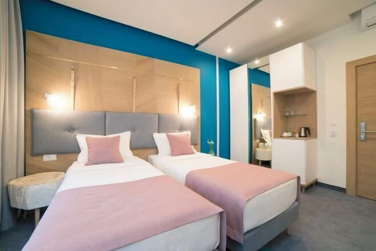 1 chambre, minibar, coffres-forts dans les chambres, bureau