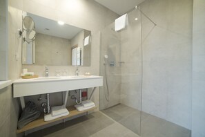 Superior Tek Büyük veya İki Ayrı Yataklı Oda, Şehir Manzaralı | Banyo | Duş, ücretsiz banyo/kozmetik ürünleri, saç kurutma makinesi, terlik 