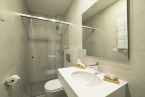 Standard Tek Büyük veya İki Ayrı Yataklı Oda | Banyo | Duş, ücretsiz banyo/kozmetik ürünleri, saç kurutma makinesi, terlik 