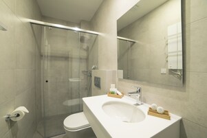 Habitación estándar con 1 cama doble o 2 individuales | Baño | Ducha, artículos de higiene personal gratuitos y secador de pelo