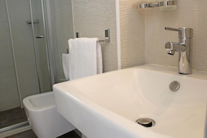 Shower, free toiletries, bathrobes, bidet - Hotel Touring Misano Adriatico (Misano Adriatico)