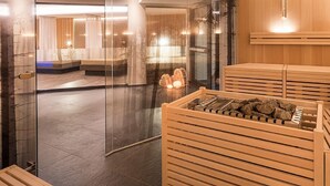 A sauna area with wooden benches and a glass wall. - Hotel Gasserhof Tradition & Lifestyle (Bressanone)