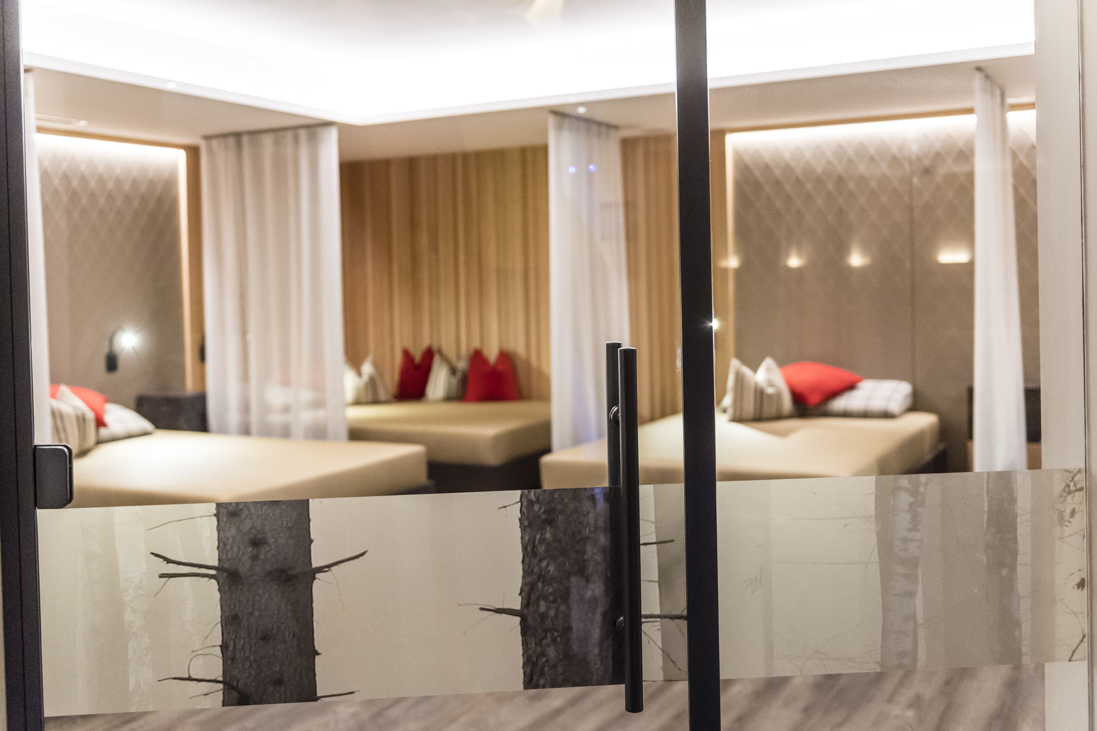 Ein modernes Hotelzimmer mit einem großen Bett, einem Schreibtisch und einem Spiegel.