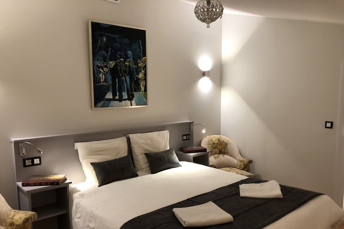 Double Room (Chambre des Artistes) | Dihias secara berasingan, dilengkapkan perabot secara berasingan