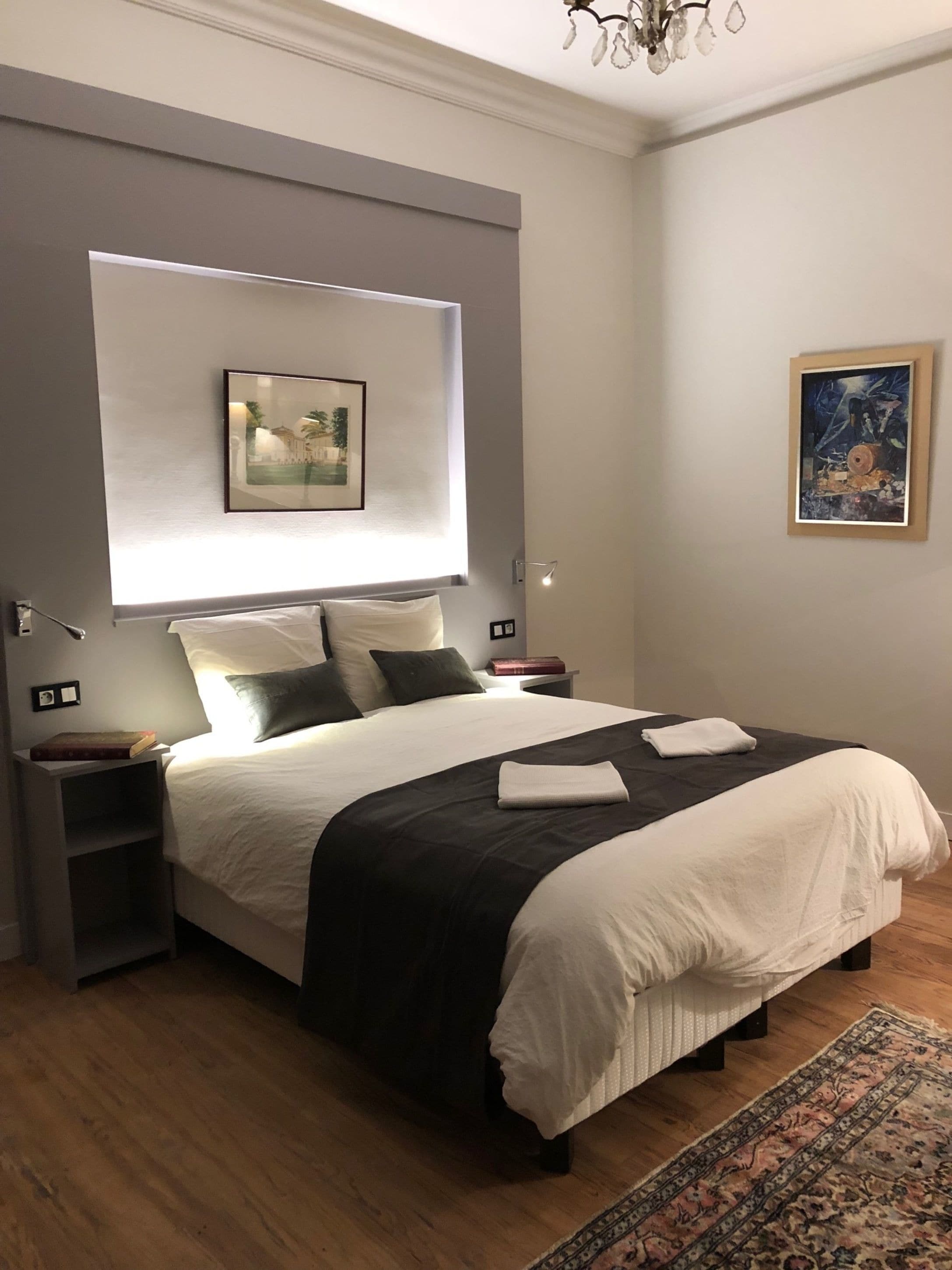 Decoración personalizada, muebles diferentes y cortinas blackout 