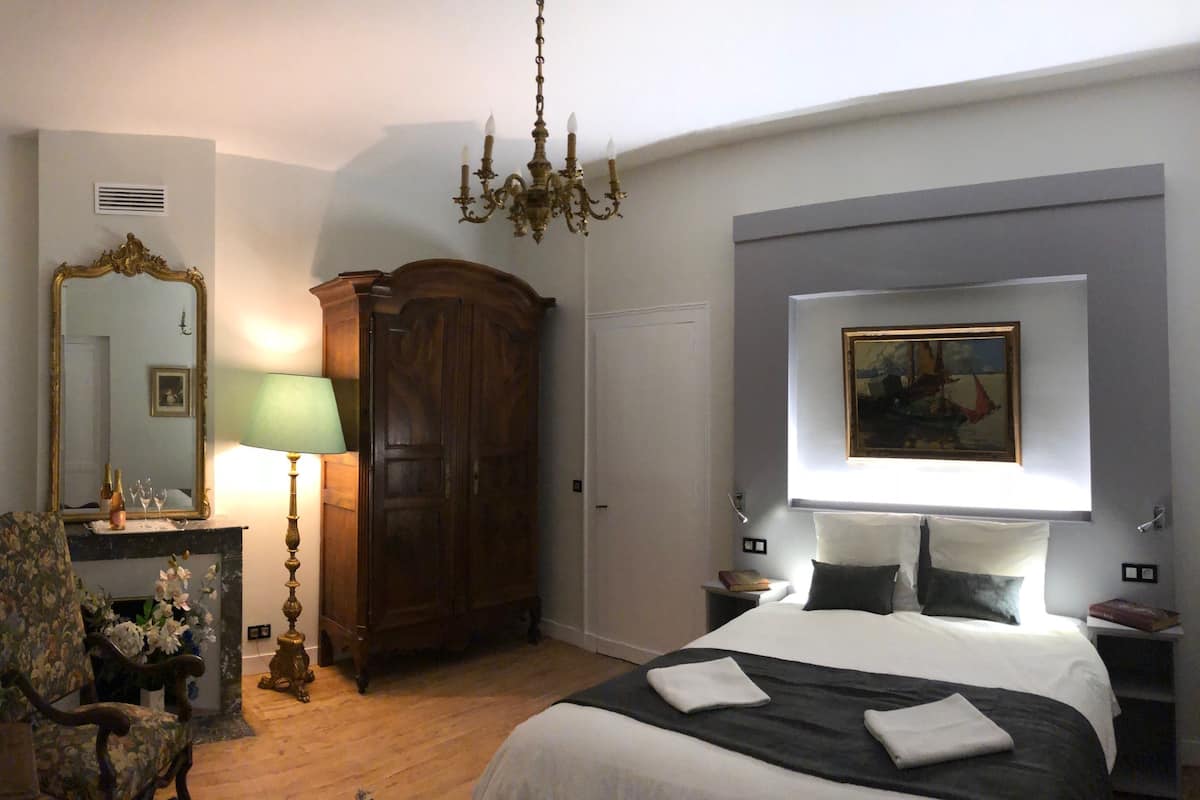Double Room (Chambre des Glaces) | Dihias secara berasingan, dilengkapkan perabot secara berasingan