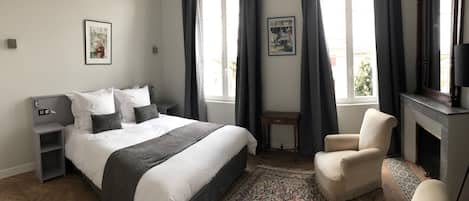 Habitación doble (Chambre Marine) | Decoración personalizada, muebles diferentes y cortinas blackout