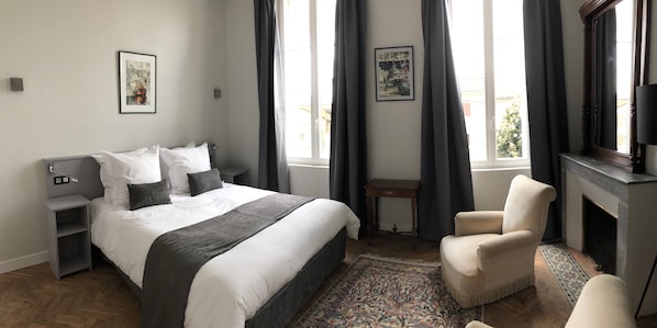 Habitación doble (Chambre Marine) | Decoración personalizada, muebles diferentes y cortinas blackout 