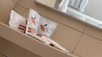 Panorama kamer | Badkamer | Een douche, gratis toiletartikelen, een haardroger, handdoeken