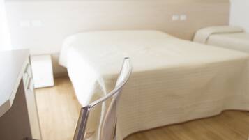 Panorama kamer | Een kluis op de kamer, een bureau, verduisterende gordijnen, gratis wifi