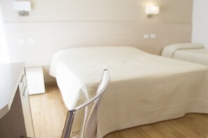 Camera panoramica | Una cassaforte in camera, una scrivania, tende oscuranti, Wi-Fi gratuito